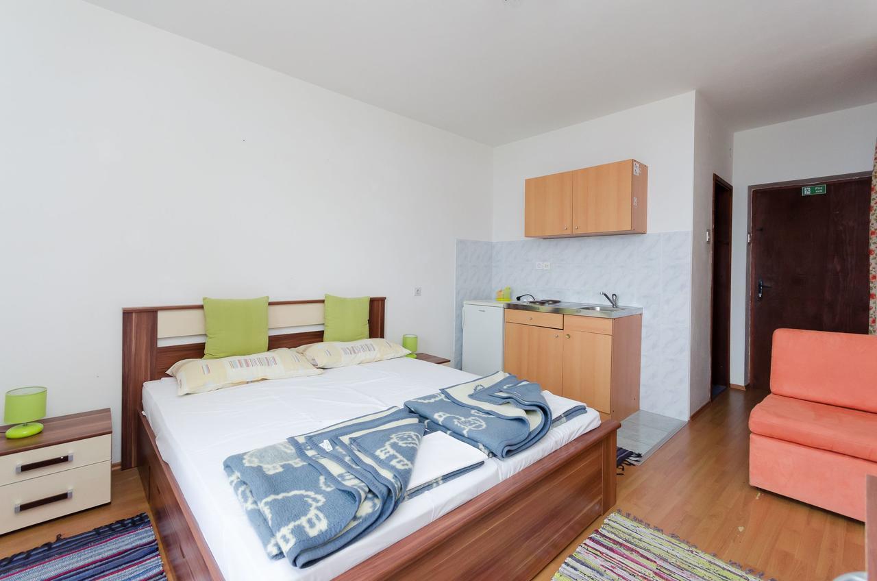 Apartments And Room Luka Klenovica Exterior photo